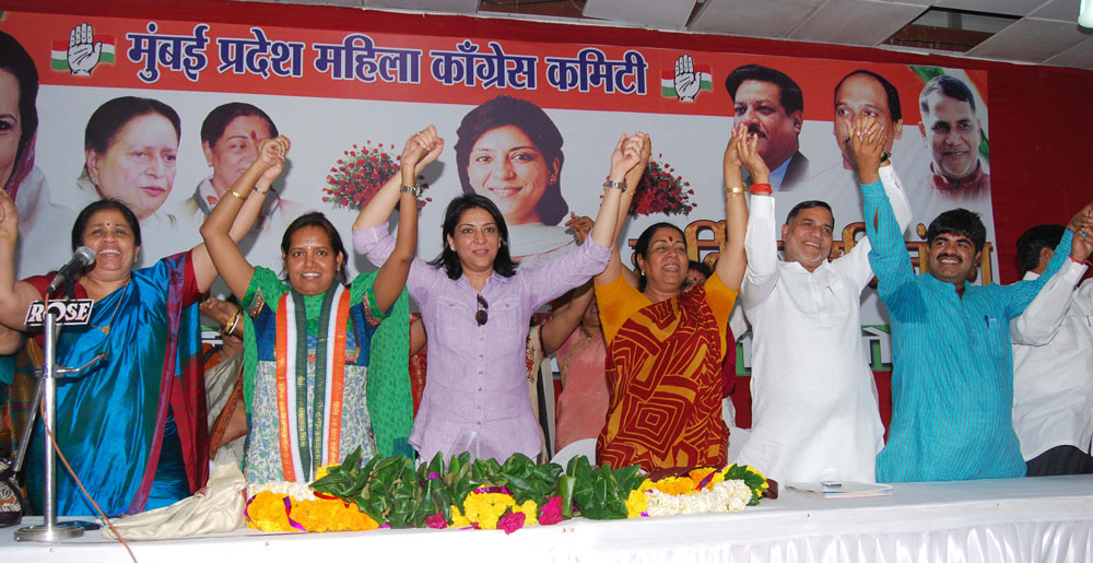 FELICITATION OF AICC MAHILA CONGRESS PRESIDENT DR.PRABHA THAKUR & M.P.PRIYA DUTT ON OCCASION MRCC PRESIDENT KRIPASHANKAR SINGH & MIN.VARSHATAI GAIKWAD AT RAJIV GANDHI BHAVAN.