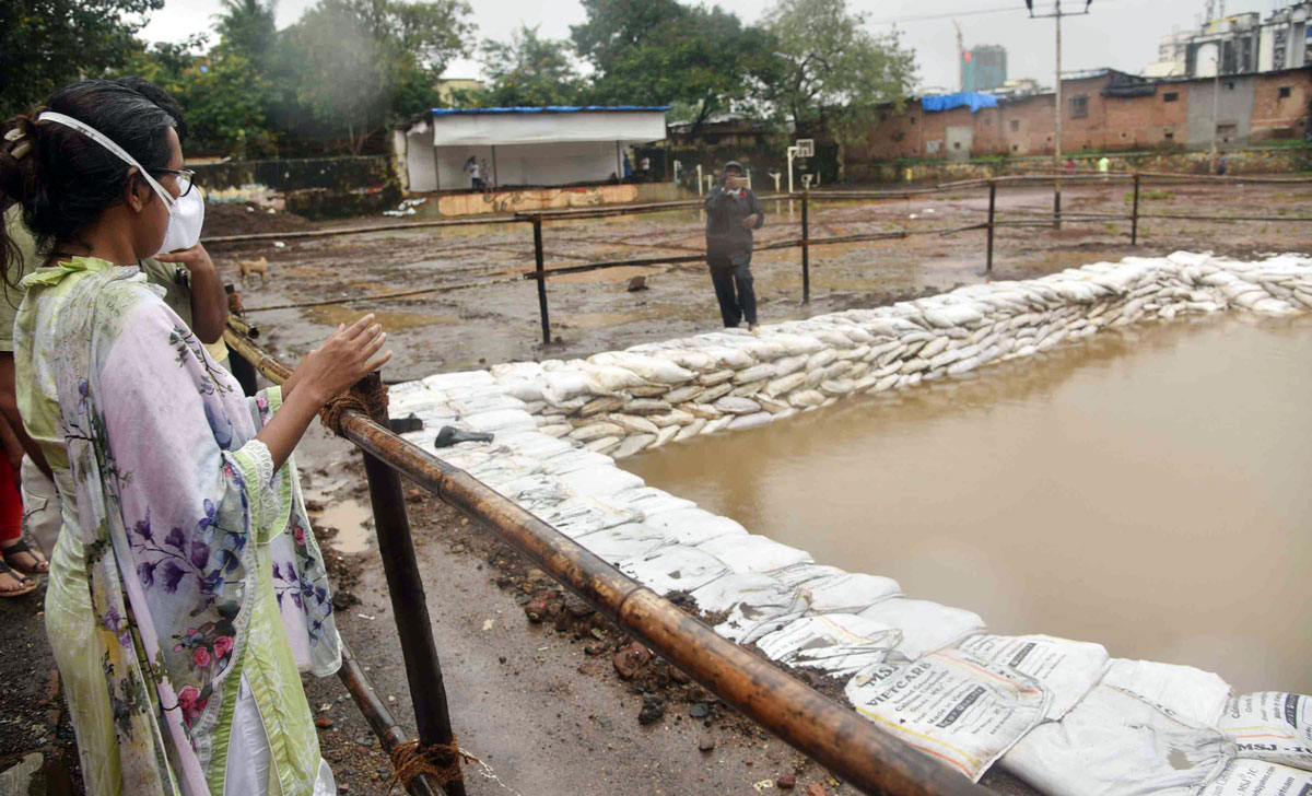 Minister Varsha Gaikwad visit Dharavi Vidhan Sabha to see Newly Build up Talav's for Ganesh Visarjan.