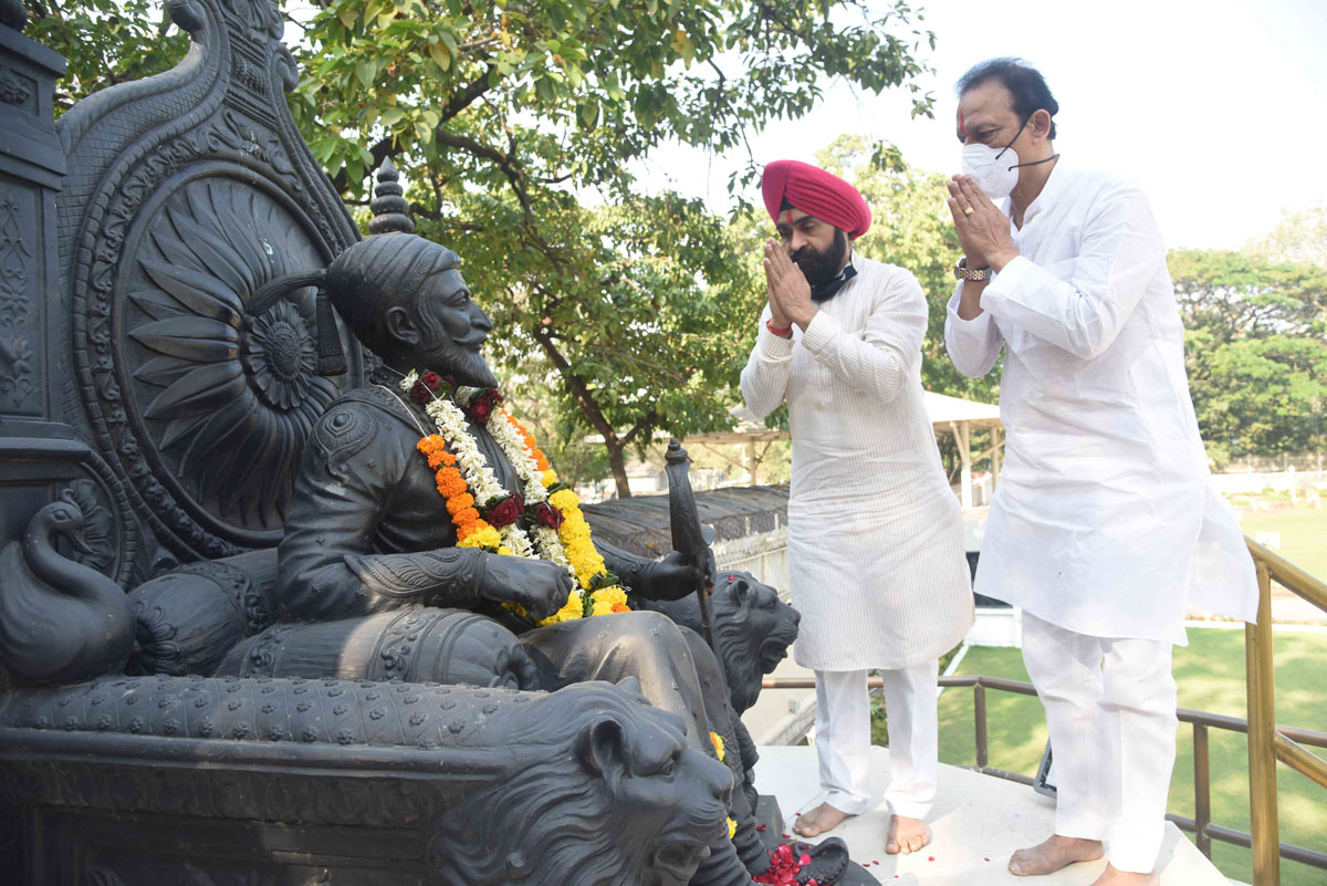 Newly Appointed Mumbai Congress President MLC Bhai Jagtap & Working President Charansingh Sapra offers Floral Tribute to Statues in Mumbai of Great Personalities & aslo Visited Gurudwara,Jain Temples  in Mumbai for Blessing.