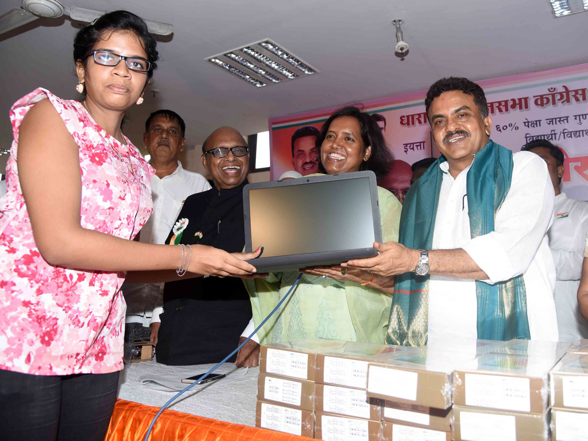 MRCC President Sanjay Nirupam,MLA Varshatai Gaikwad & Senior Congress Leader Eknathrao Gaikwad  Felicitated Students in Dharavi.