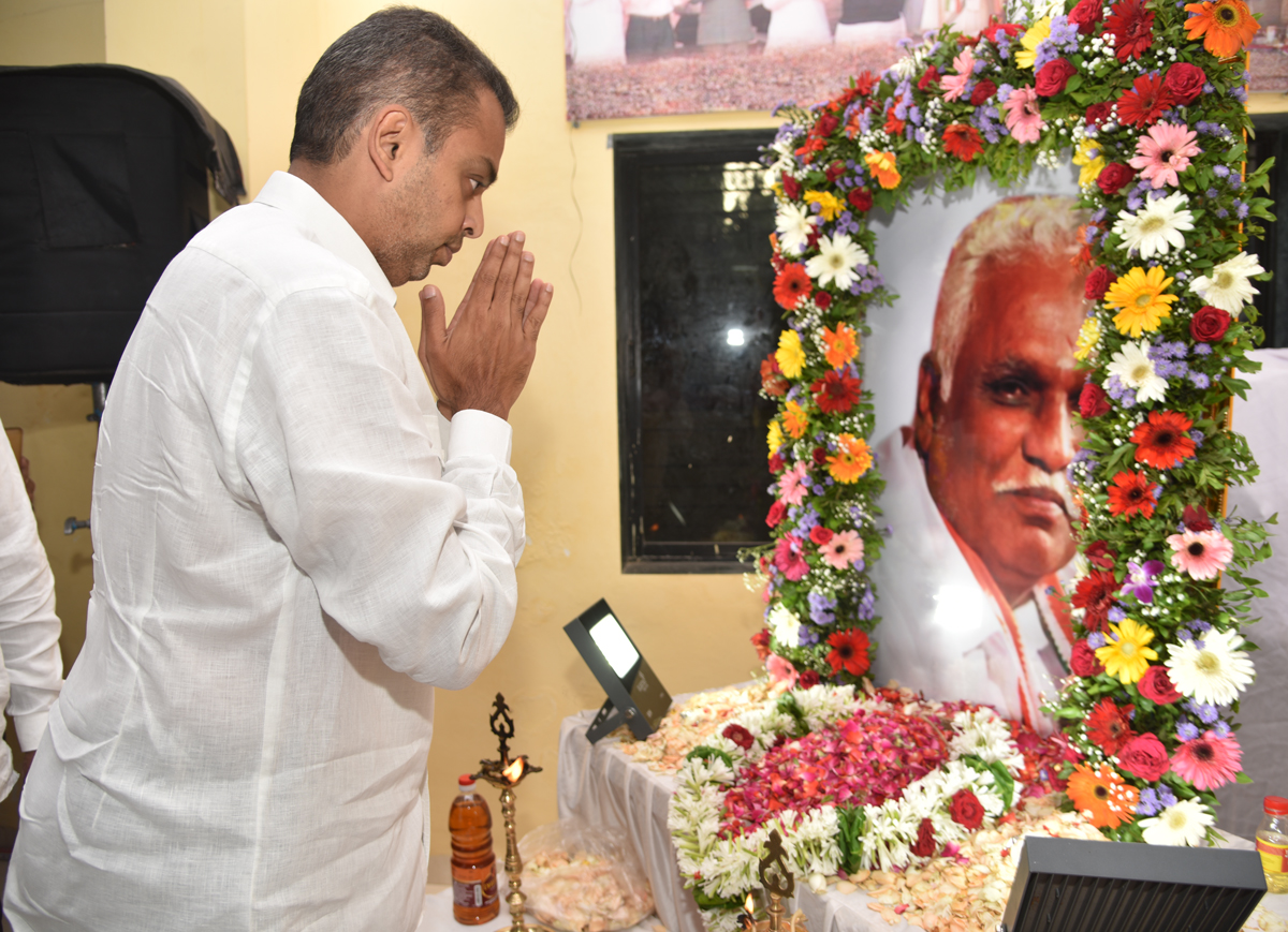 Mumbai Congress President Milind Deora Paying Floral Tribute to Senior Congress Leader Velluswami Naidu during his Condolence Neeting.
