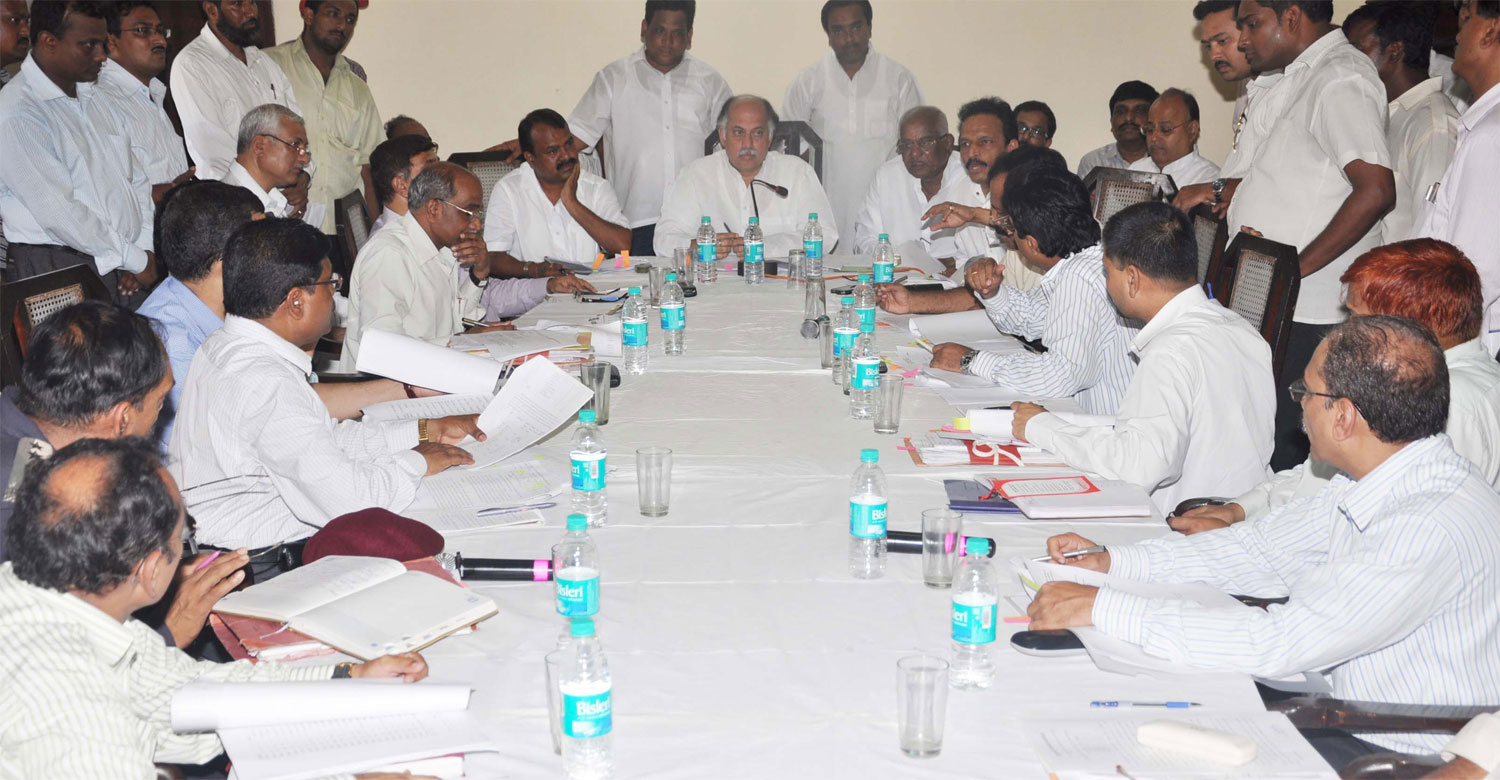 UNION MINSTER FOR STATE SHRI.GURUDAS KAMAT, MINISTER MADHUKAR CHAVAN, MININISTER RAJENDRA GAVIT IN ADIVASHI PADA AAREY COLONY.