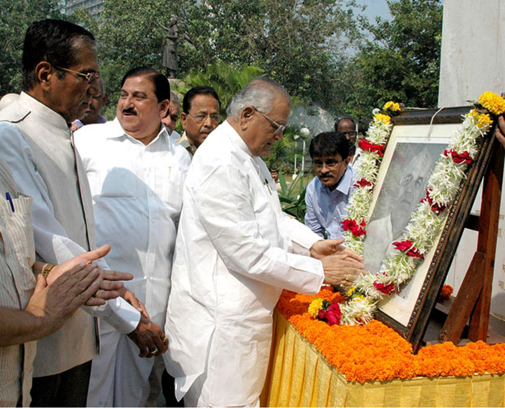 TRIBUTE TO EX.CHIEF MINISTER LATE VASANTDADA PATIL ON HIS BIRTH ANNIVERSARY AT VIDHAN BHAVAN.