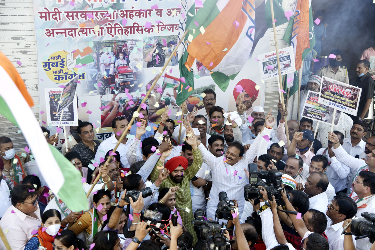 Congress Party Leaders Celebrating Farmes Historic Vijay against BJP Sarkar.