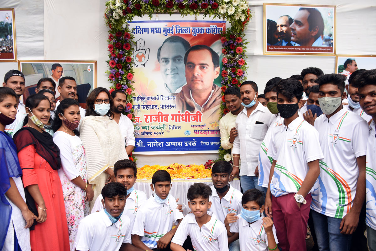Education Minister Varshatai  Gaikwad Paying Tribute to Bharat Ratna Former Prime Minister Rajiv Gandhi on his Birth Anniversary.