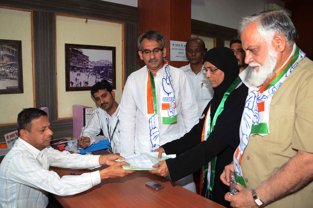 CANDIDATES RUSH TO ELECTION OFFICER OFFICE TO FILE NOMINATION FOR BMC ELECTION IN MUMBAI