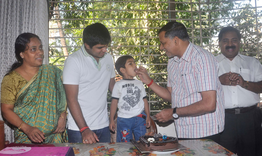 MUMBAI CONGRESS PRESIDENT KRIPASHANKAR SINGH CELEBRATES MERRY X' MAS WITH CATHOLIC COMMUNITY.