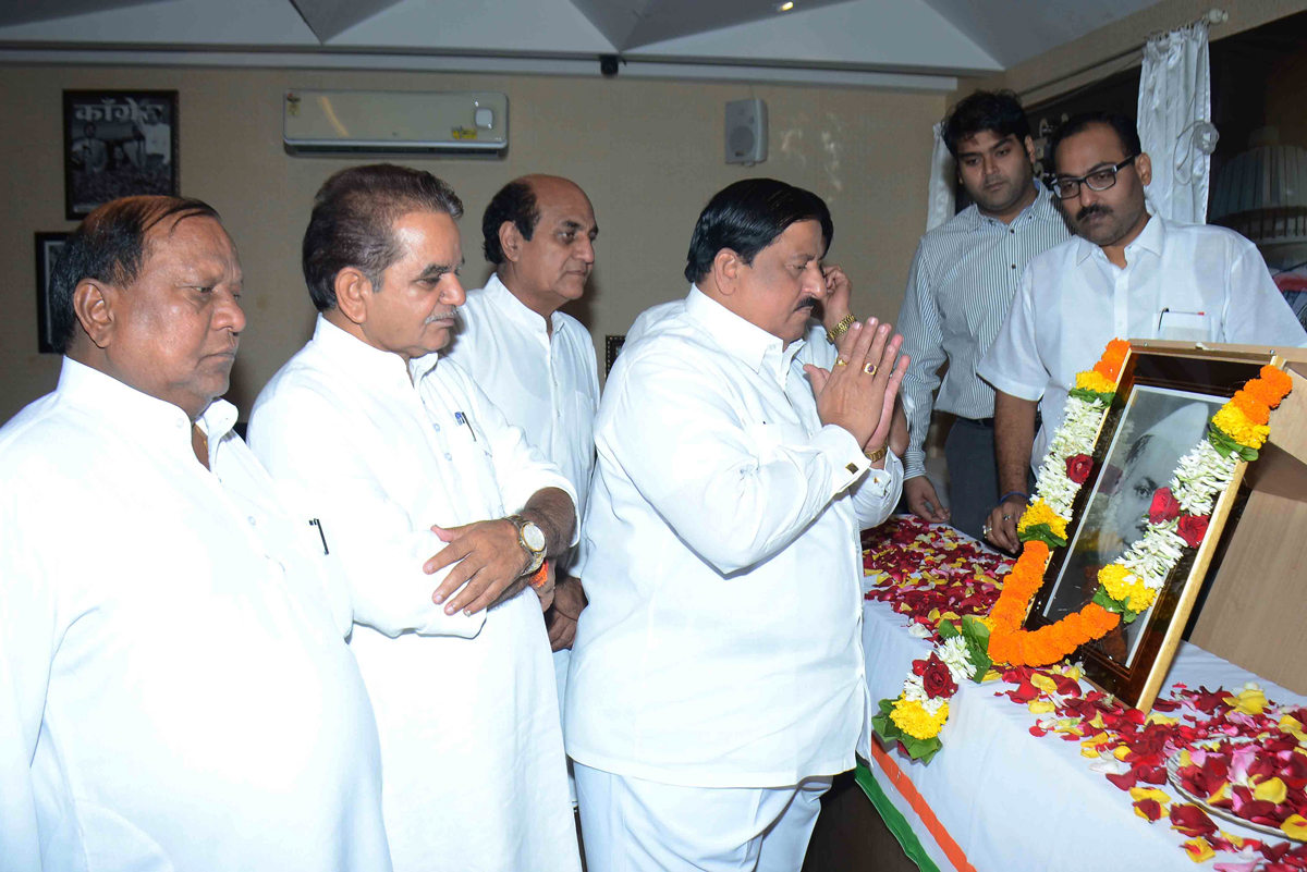 Mumbai Congress Paid Tribute to former Chief Minister of Maharashtra Yashwantrao Chavan on his Birth Anniversary at Rajiv Gandhi Bhavan.