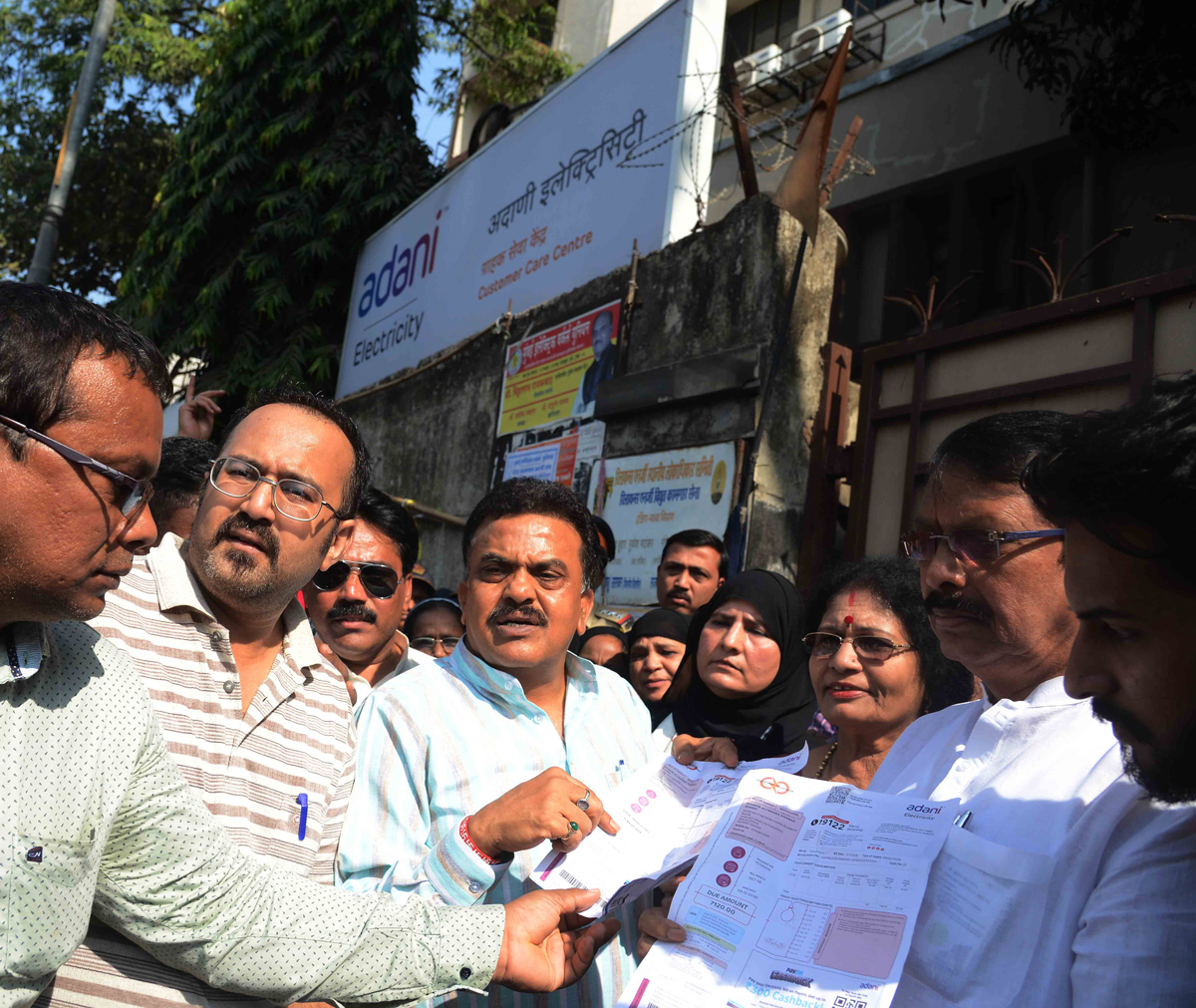 Sanjay Nirupam exposes the reality of AEML Bill Connection Centres.