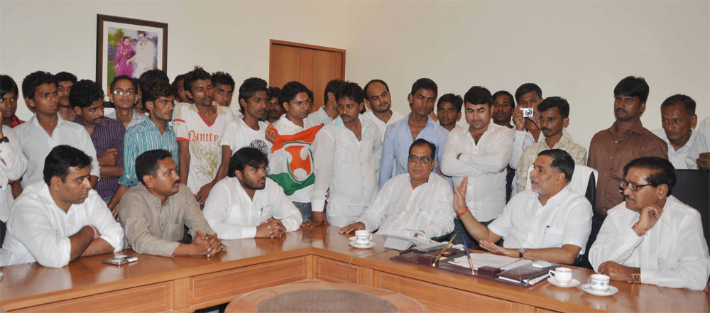 MUMBAI CONGRESS PRESIDENT KRIPASHANKAR SINGH WITH YOUTH CONGRESS TEAM AT RAJIV GANDHI BHAVAN AT AZAD MAIDAN.