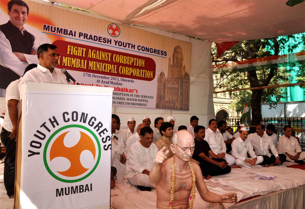 MUMBAI YOUTH CONGRESS PROTEST AGAINST CORRUPTION IN BMC AT AZAD MAIDAN.