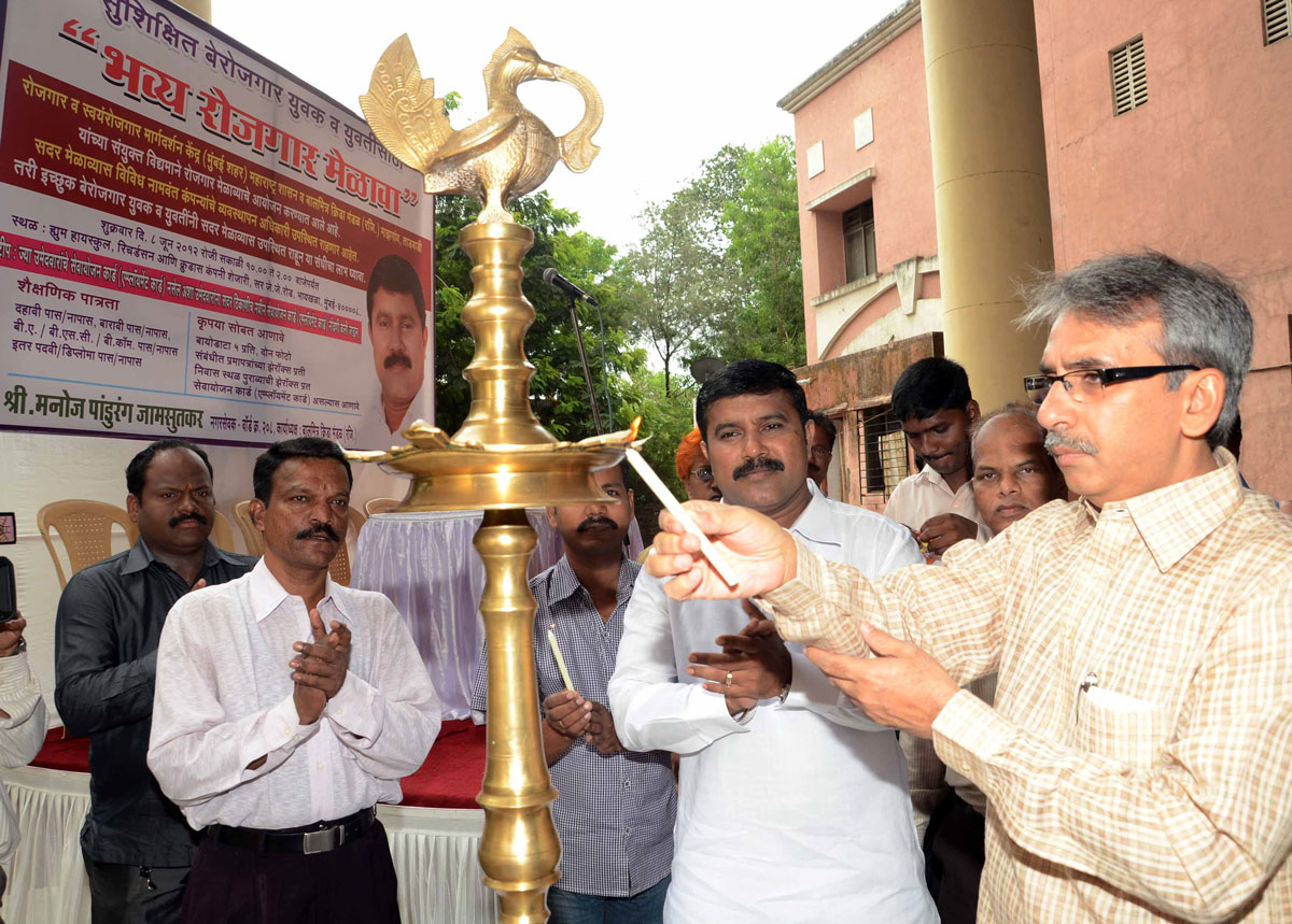 JOB FAIR BY MUNICIPAL CORPORATER MANOJ JAMSUTKAR ON OCCASION MLA AMIN PATEL AT BYCULLA HUME HIGH SCHOOL.