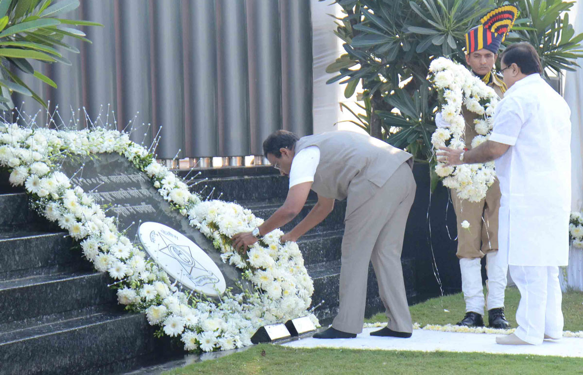 Salute To The Victims Of 26/11/2008 Mumbai Terror Attack By Mumbaikar's & Maharashtra Goverment at Marin Drive.