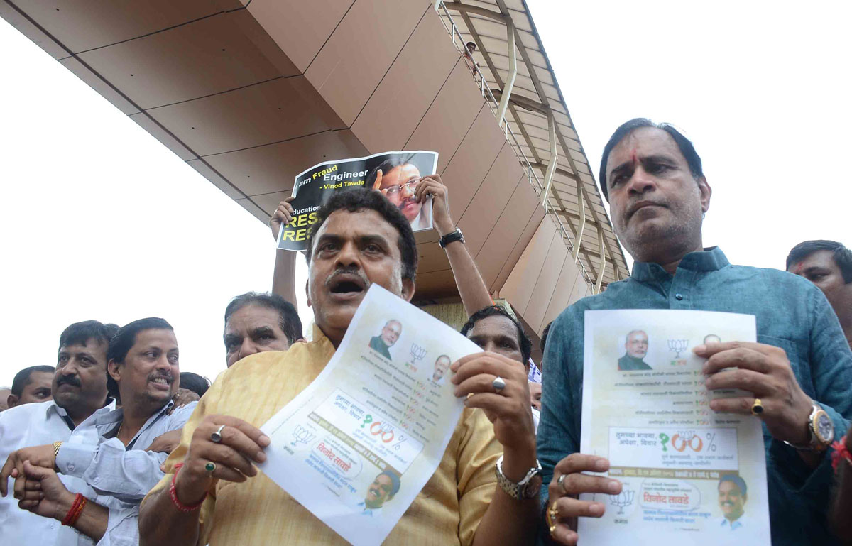 Mumbai Congress Protest at Borivali to Lodge Complaint Against Education Minister Vinod Tawade for Submitting Fake Degree Certificate.