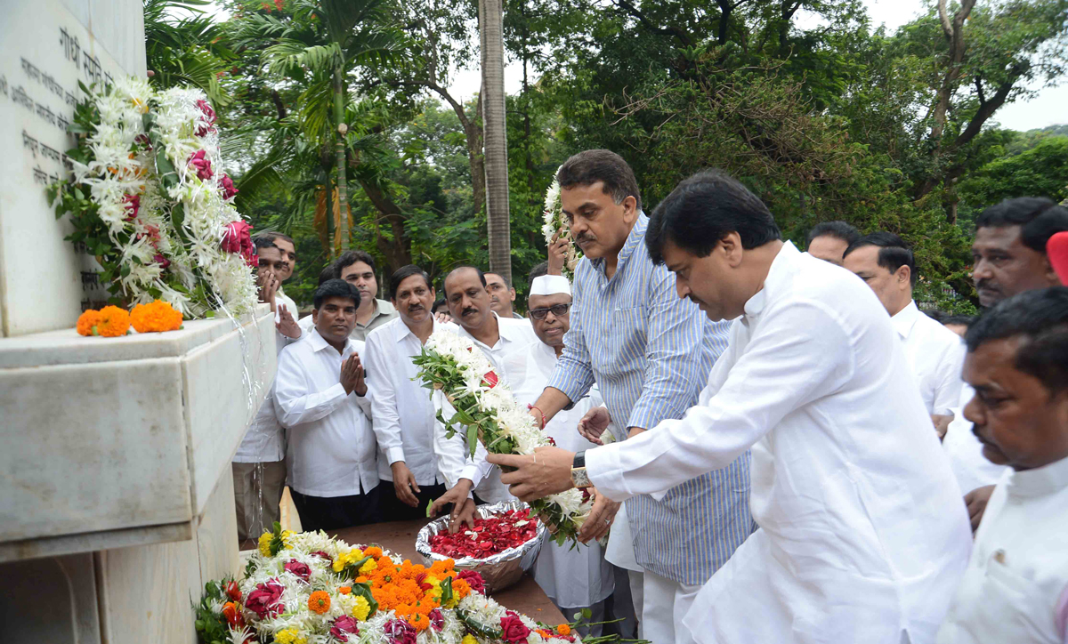 Congress Leader's Homage to Krantiveer's on Occasion of Kranti Din at August Kranti Maidan Gawalia Tank.