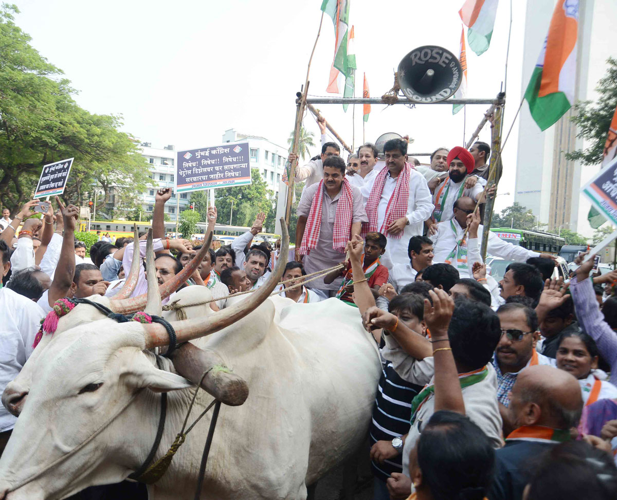 Mumbai Congress Protest Bullock Cart Rally against Petrol & Diesel Price Hike at Mumbai CST.