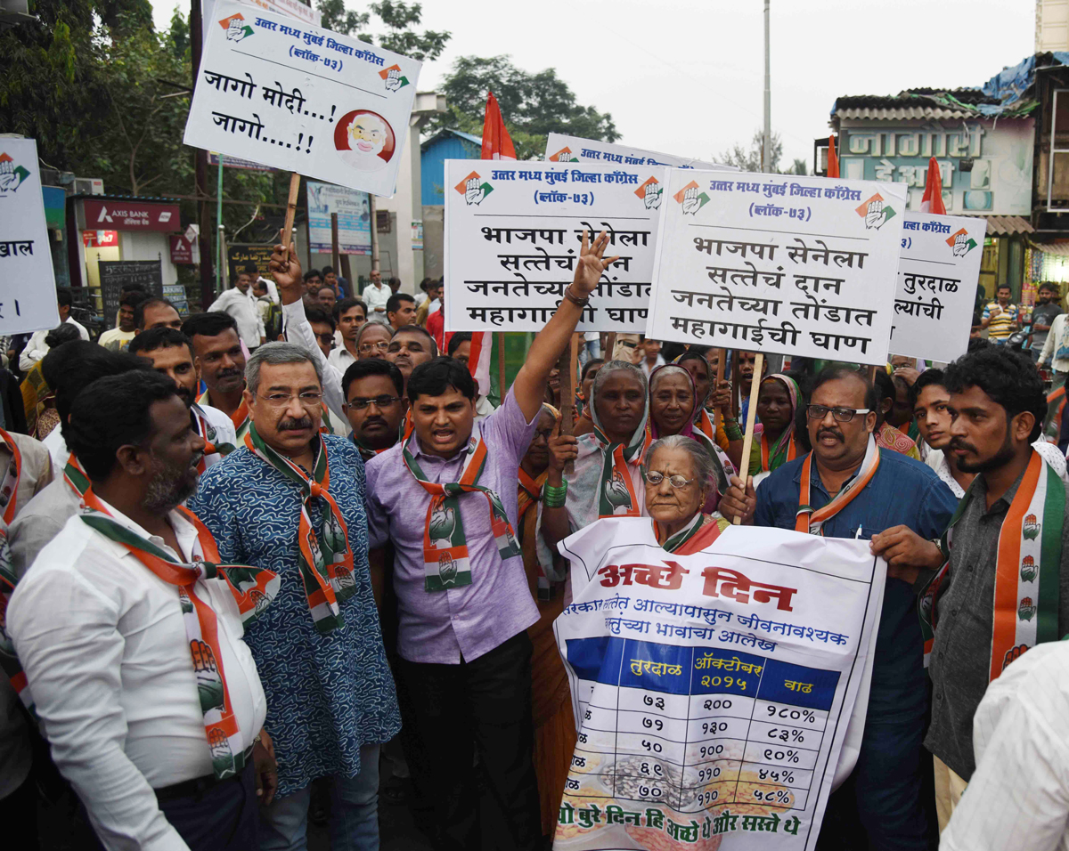 Congress Party Protest Against BJP Govt.Price Hike Policy Near Kurla Station.