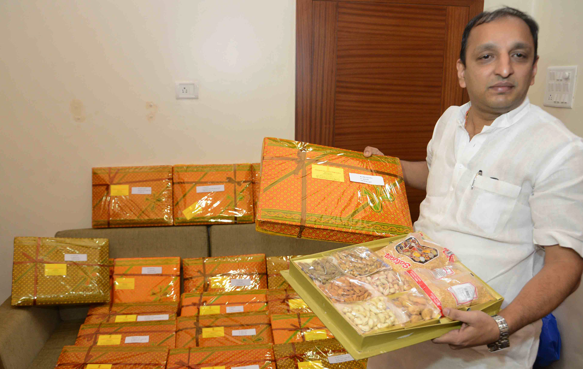 Dal Packets Diwali Gift to Chief Minister from Opposition Leader Radhakrishna Vikhe Patil.
