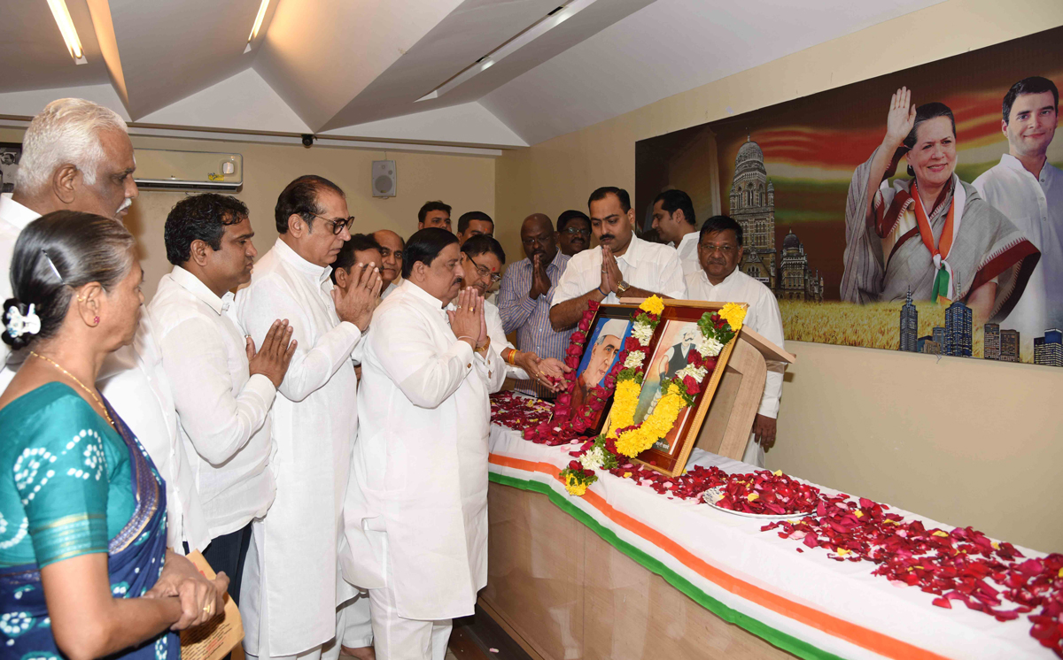 Mumbai Congress Leader's Paying Tribute to 1st Prime Minister Of India Late.Pandit Jawaharlal Nehru & Karntiveer Lahuji Salve on their Birth Anniversary at Rajiv Gandhi Bhavan.