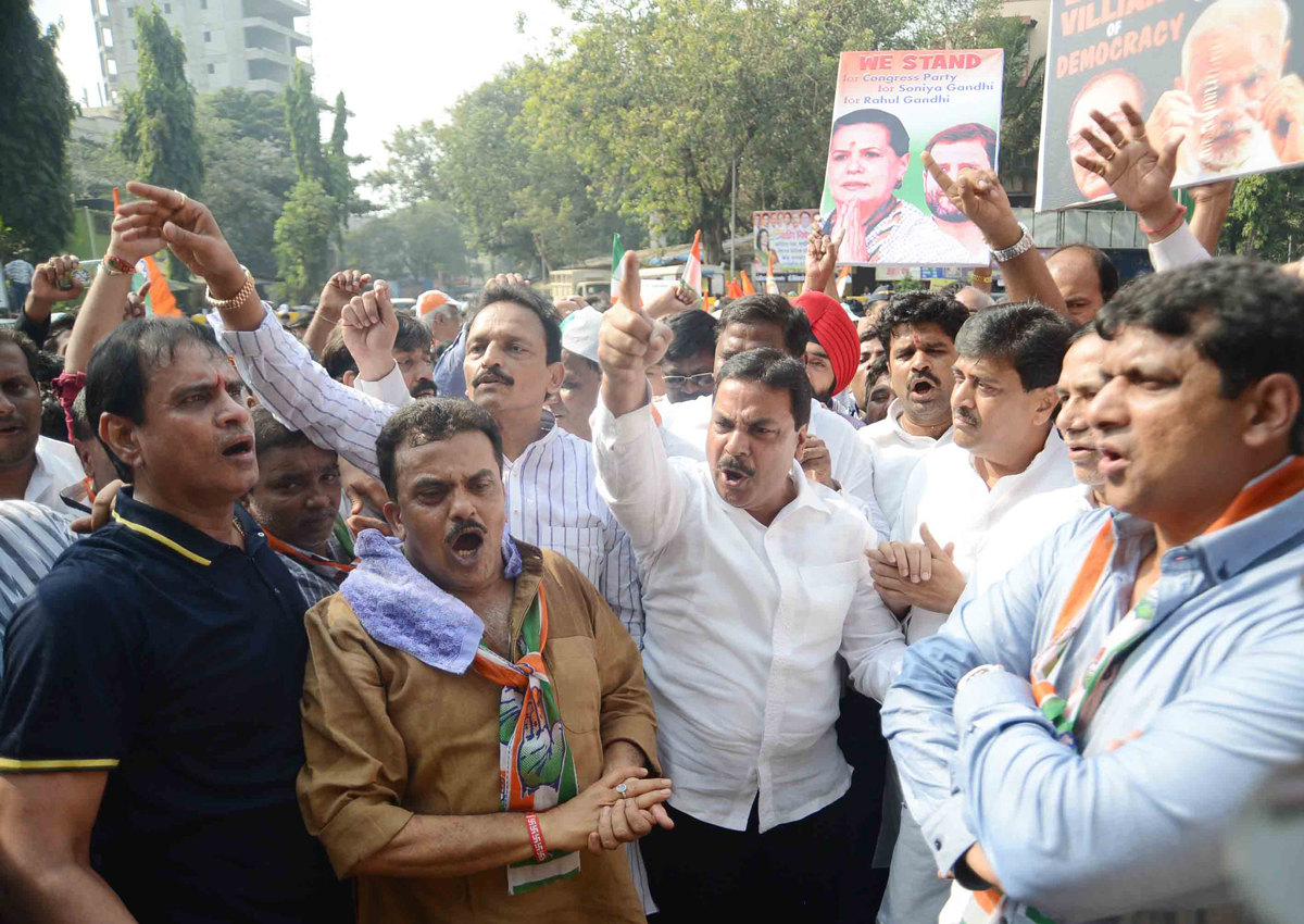 Mumbai Congress Protest on issue of National Herald at Bandra Kherwadi.