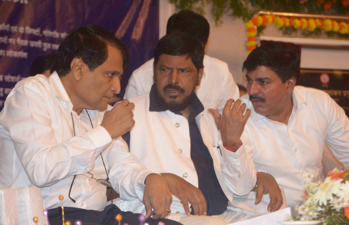 Railway Minister Suresh Prabhu & Social Justice Empowerment Minister Ramdas Athawale at â€œMUMBAIKARON KO KAI NAVEEN SEVAAON AUR SUVIDHAON KEE SAUGATTEIN BEMISALâ€ program in Mumbai.