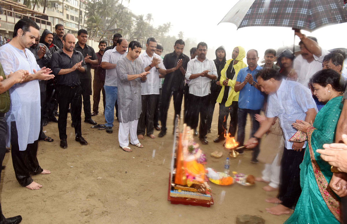 Congress Leader Narayanrao Rane for Ganesh Visarjan at Juhu Chowpatty.