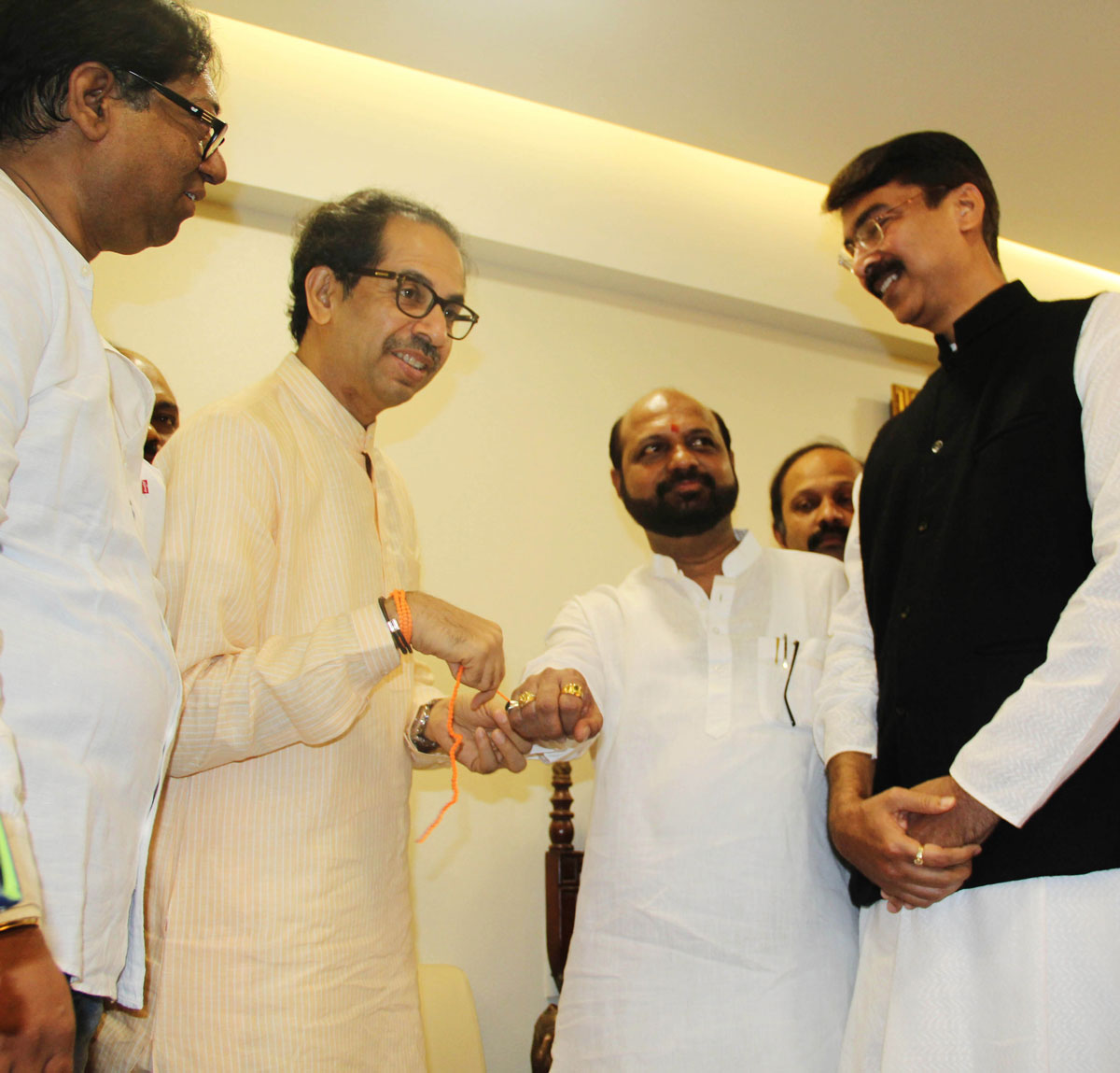BMC Ex.Opposition Leader & Congress Party Corporator Devendra (Bala) Ambekar Joined Shivsena in Chief Presence of Uddhav Thackarey at Matoshri.