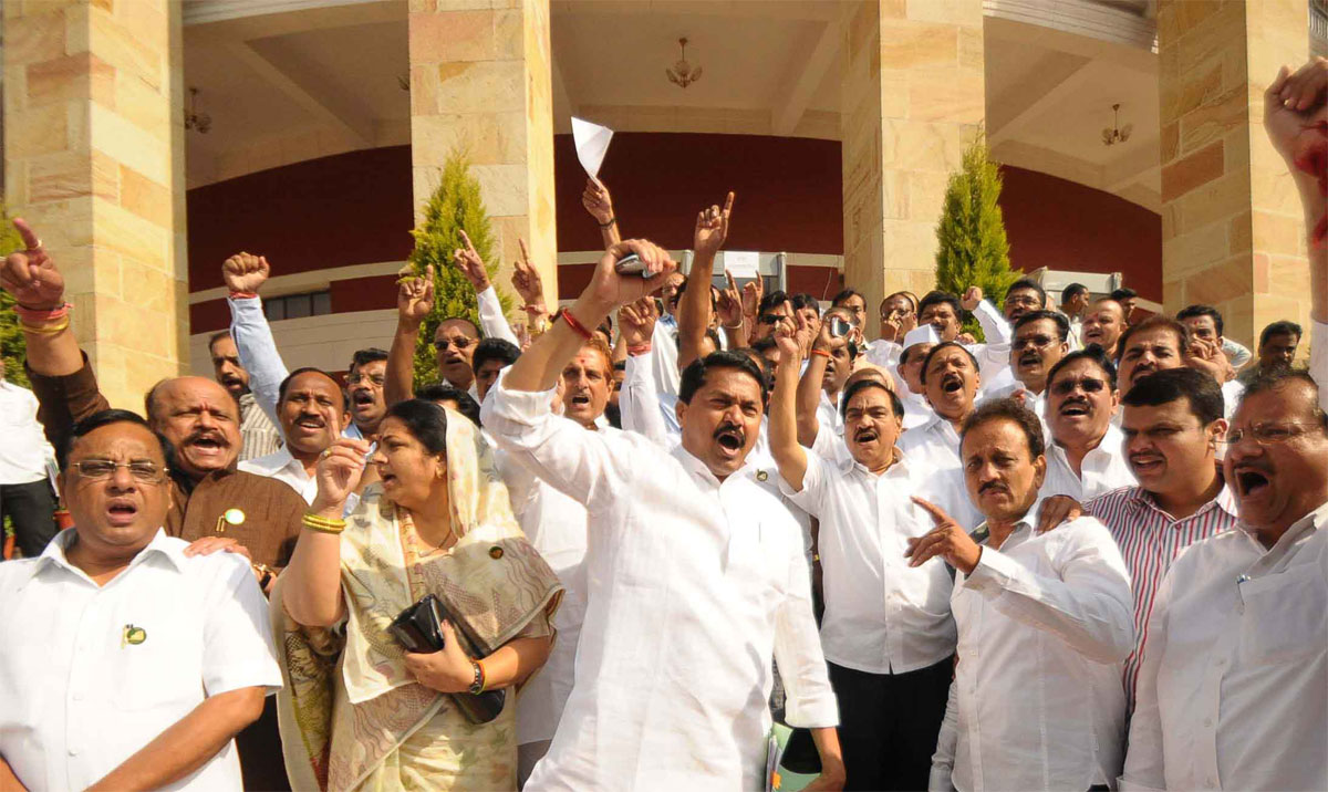 OPP.PROTEST AT NAGPUR VIDHAN BHAVAN ON 3rd DAY OF WINTER SESSION.