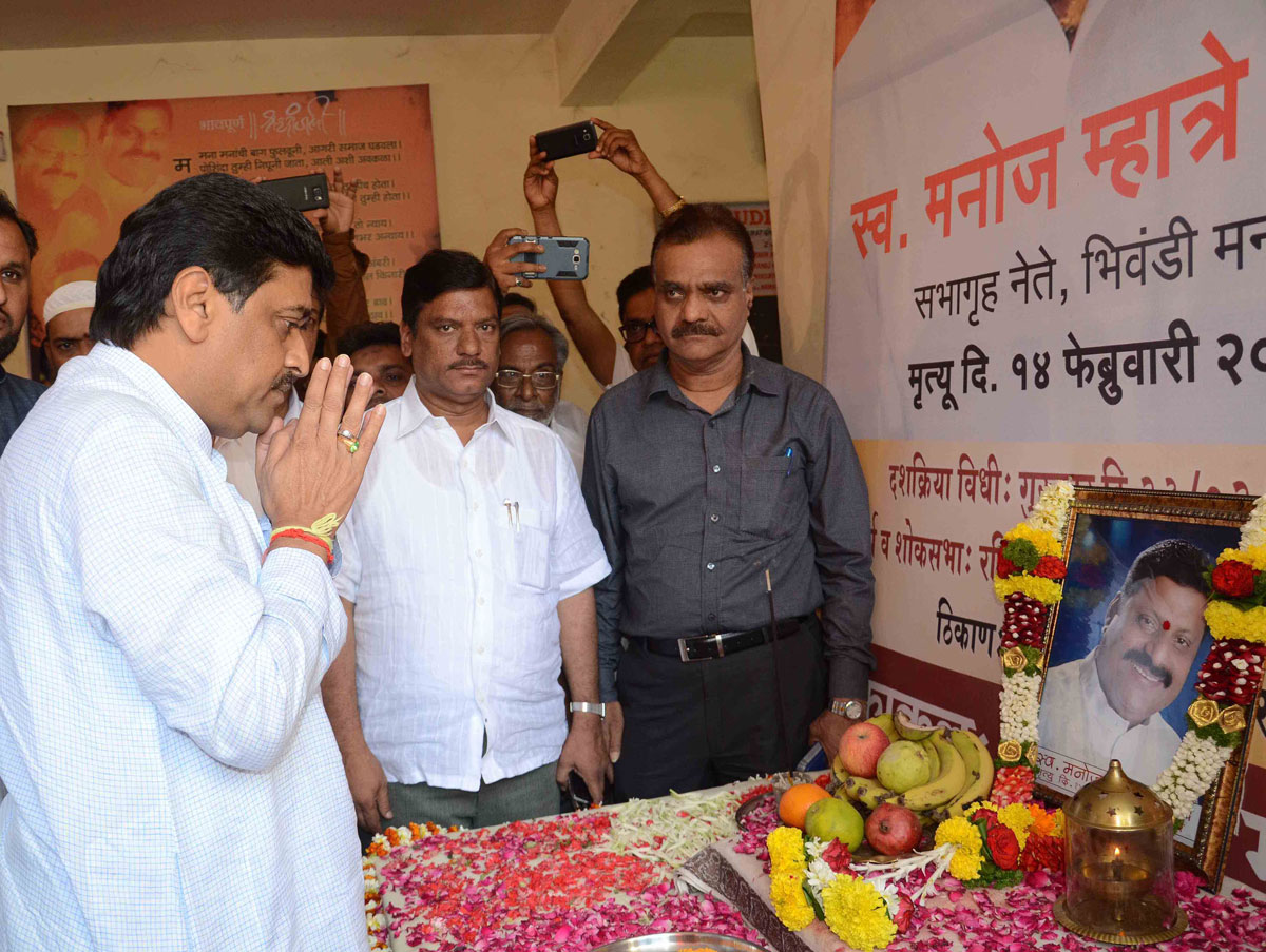 MPCC President Ashokrao Chavan at Bhiwandi Meets Late Manoj Mhatre Family.