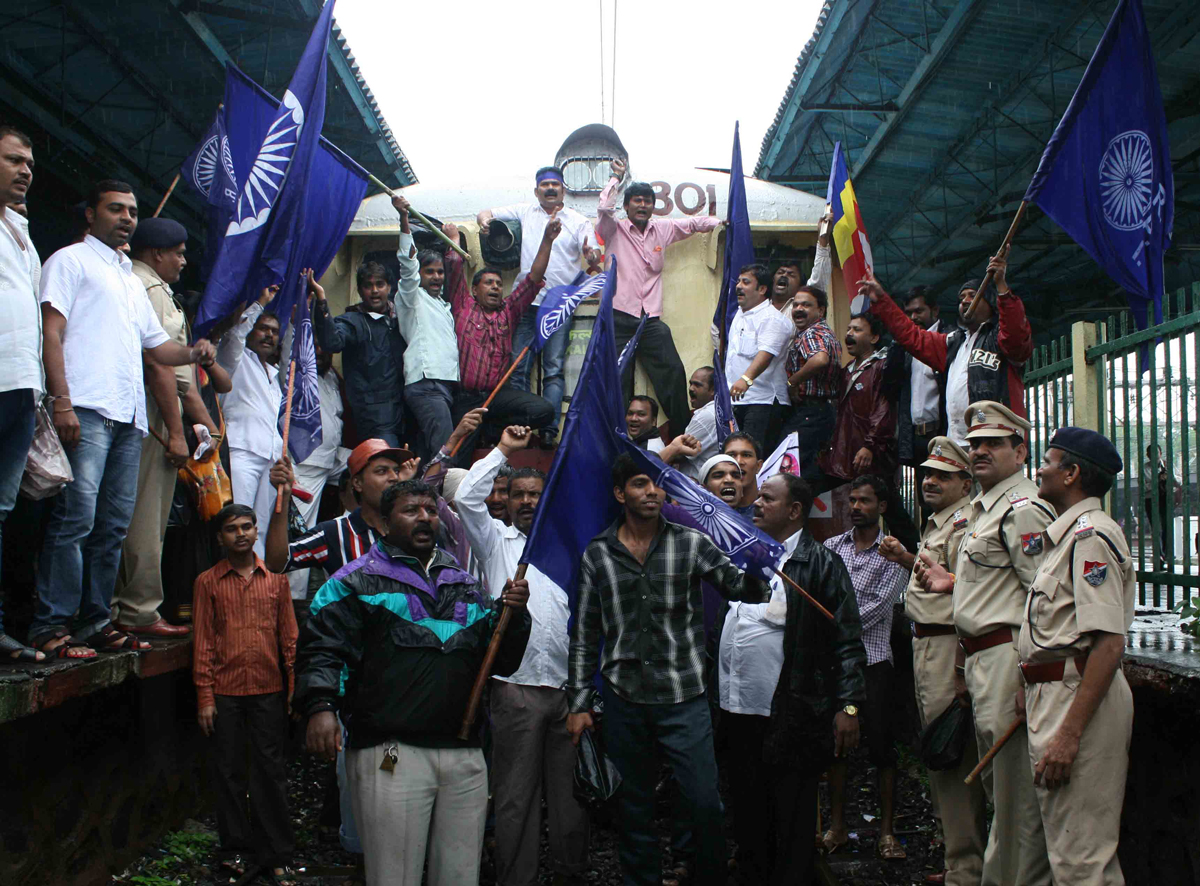 RPI PROTEST AT KALYAN STATION RAIL ROKO.