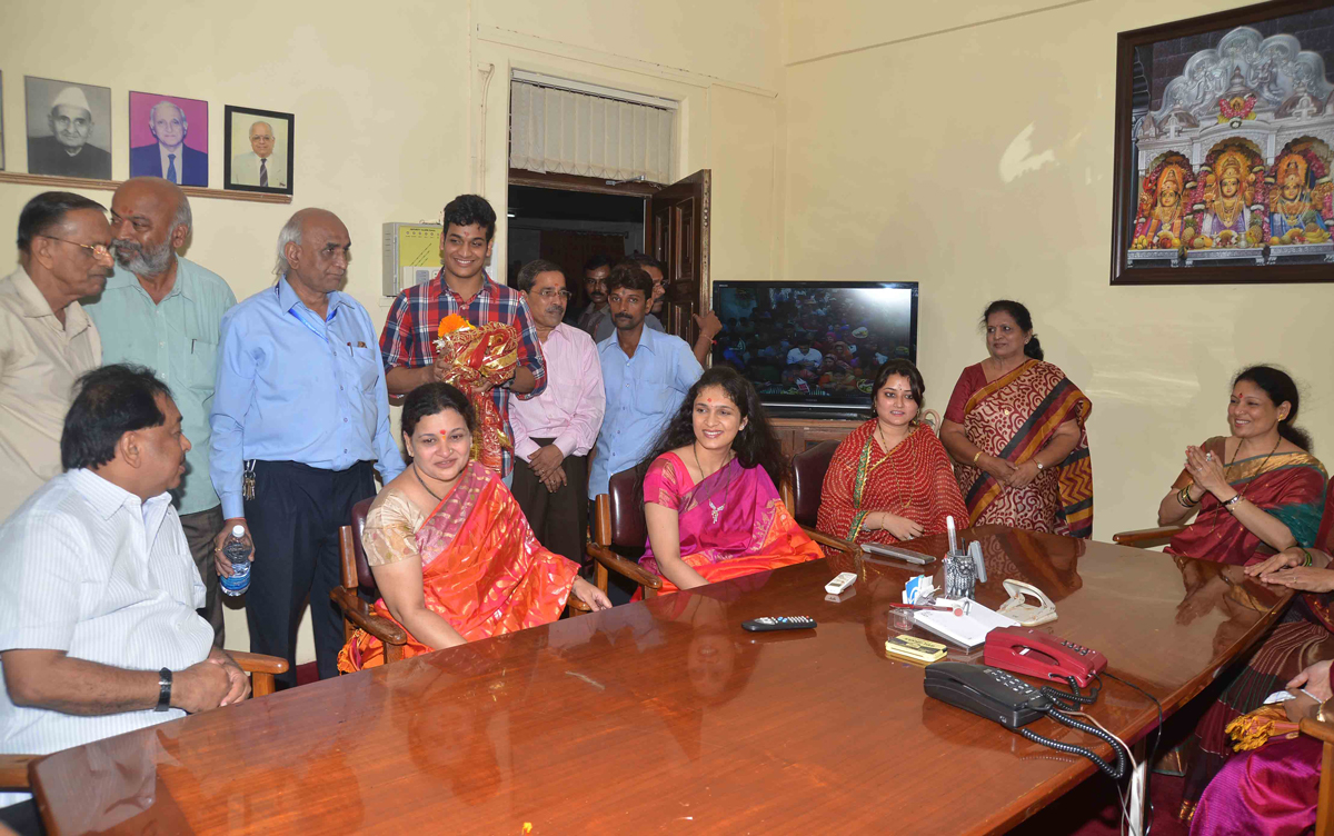 MINISTER NARAYANRAO RANE WITH FAMILY AT MAHALAXMI TEMPLE.
