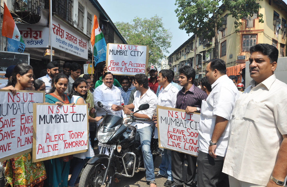 N.S.U.I.CELEBRATES FOUNDATION DAY ON OCCASION MLAMADHU CHAVAN & NSUI MUMBAI CITY PRESIDENT HEENA VIJAY KANOJIYA AT BYCULLA.