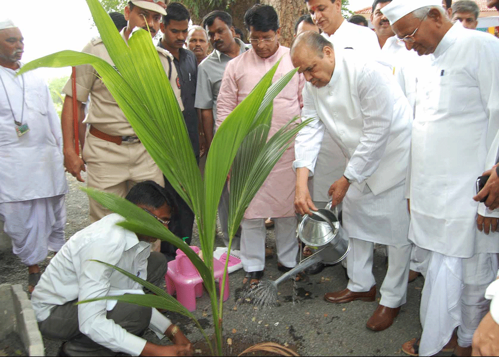 GOVERER K. SHANKARNARAYANAN VISITED RALEGAN SIDDHI.