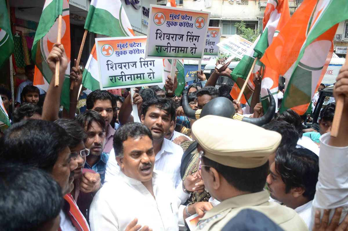 Mumbai Youth Congress Protest Demonstration Demanding MP. Chief Minister Shivraj Chouhan's Resignation at Dadar outside BJP Mumbai Pradesh Office.