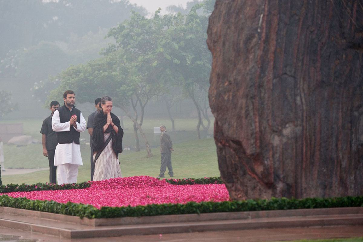 Hon'ble Congress President, Smt. Sonia Gandhi and Hon'ble Congress Vice President Rahul Gandhi at Shakti Sthal New Delhi.