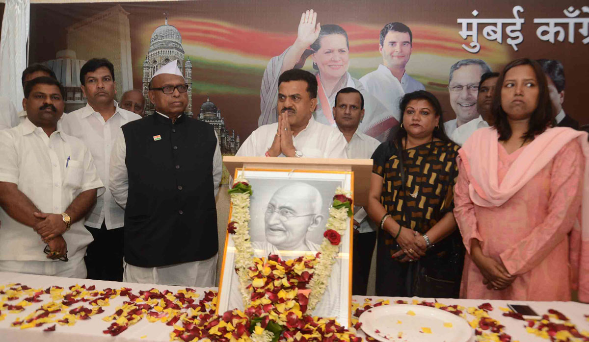 Mumbai Congress Paying Tribute to Father of the Nation Mahatma Gandhi on his Death Anniversary at MRCC Rajiv Gandhi Bhavan.