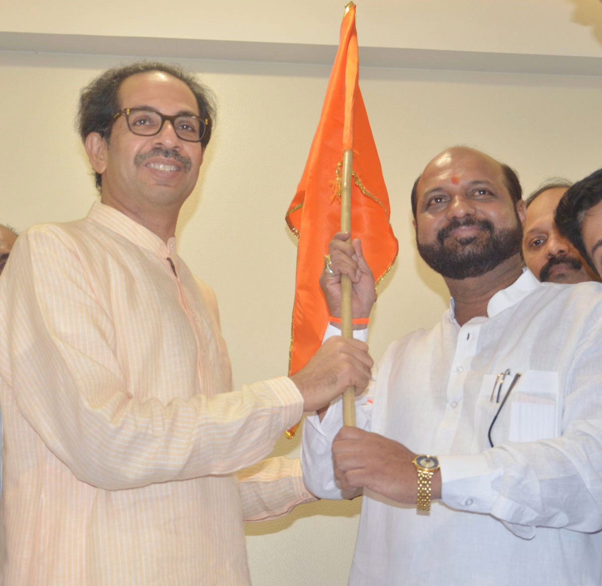 BMC Ex.Opposition Leader & Congress Party Corporator Devendra (Bala) Ambekar Joined Shivsena in Chief Presence of Uddhav Thackarey at Matoshri.