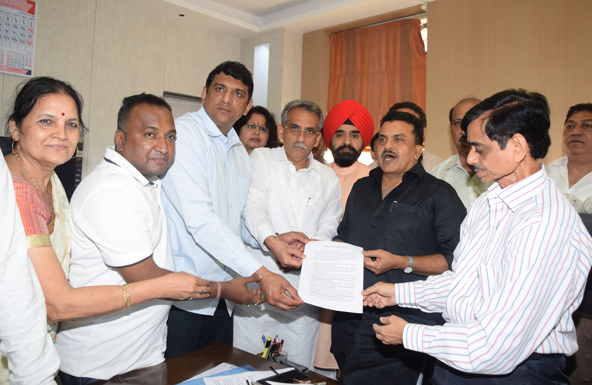Mumbai Congress President Sanjay Nirupam & Rationing Shop owners organise Protest at Churchgate.