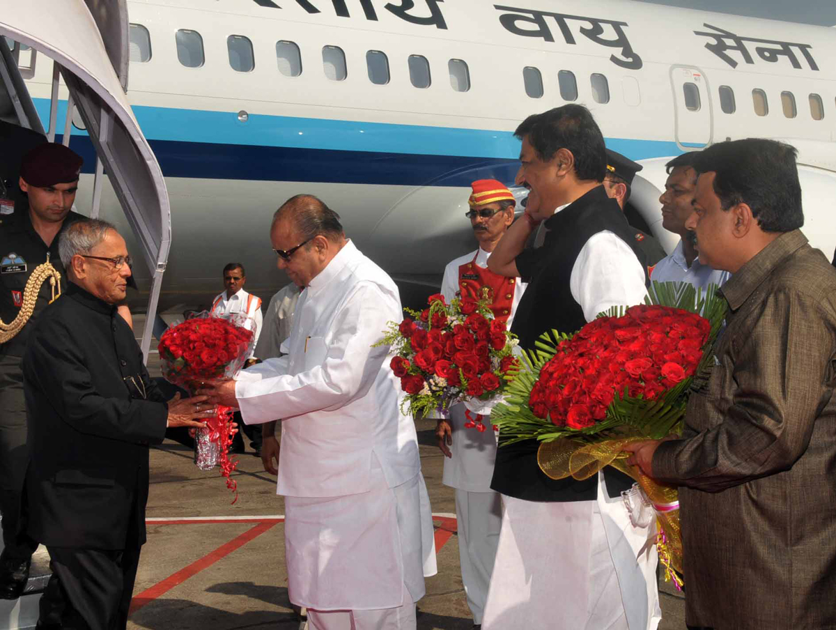 PRESIDENT OF INDIA PRANAB MUKHERJEE WELCOMED BY GOVERNOR K.SANKARNARAYANAN & CHIEF MINISTER PRITHVIRAJ CHAVAN AT MUMBAI  AIRPORT.