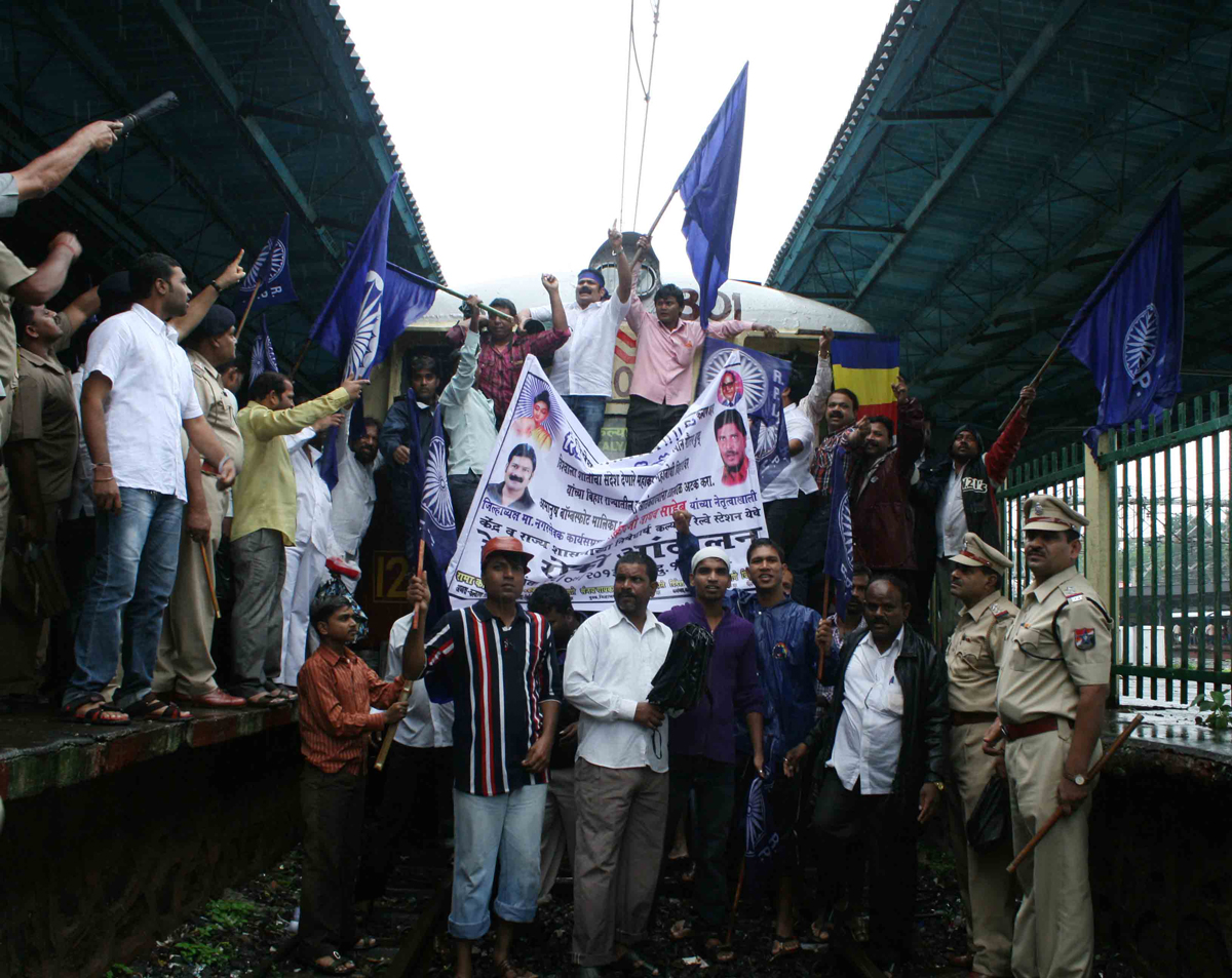 RPI PROTEST AT KALYAN STATION RAIL ROKO.