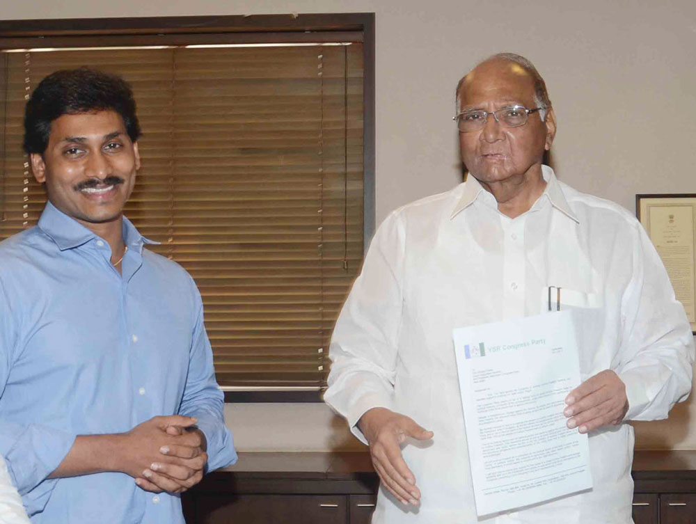Y.S.R CONGRESS PARTY ANDHRA PRADESH PRESIDENT Y.S.JAGANMOHAN REDDY MEETS NCP PRESIDENT & UNION MINISTER SHARAD PAWAR AT Y.B.CHAVAN CENTER.