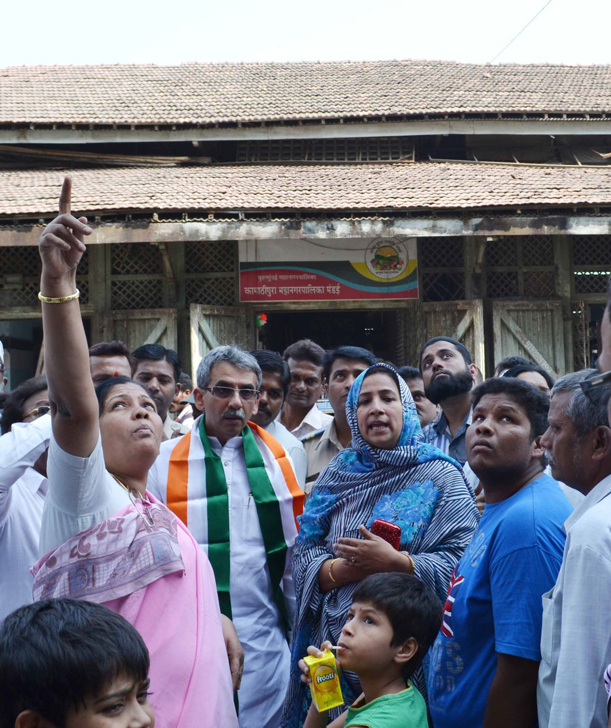 MLA Amin Patel & Corporator Sahana Rizwan Khan round in ward no.209 Kamathipura.