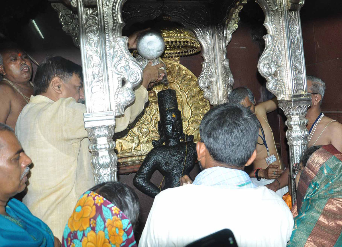 Chief Minister Prithviraj Chavan with wife Smt.Satvashila Chavan at Pandharpur on occasion of Ashadi Ekadashi