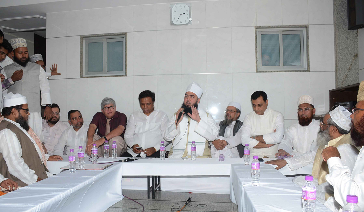 Meeting Organized by Jamia Qadriya Ashrafiya Moulana Syed Moin Miya at Do Tanki on Proposed Mumbai D.P. Plan 2034 in Chief Presence of BJP Mumbai President & MLA Ashish Shelar.