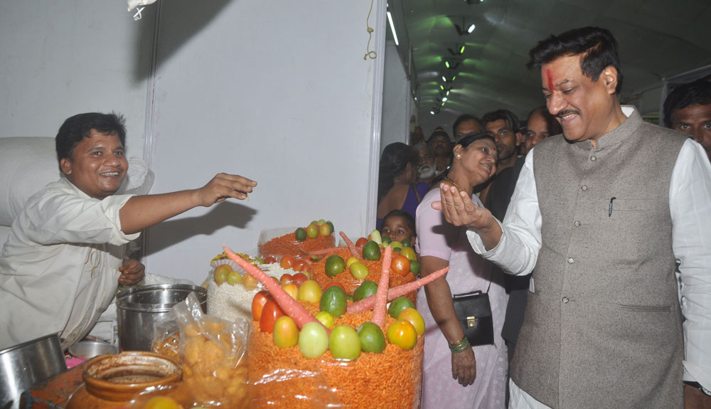 CHEIF MINISTER PRITHVIRAJ CHAVAN VISITED MAHALAXMI SARAS 2O10-11 AT BANDRA.