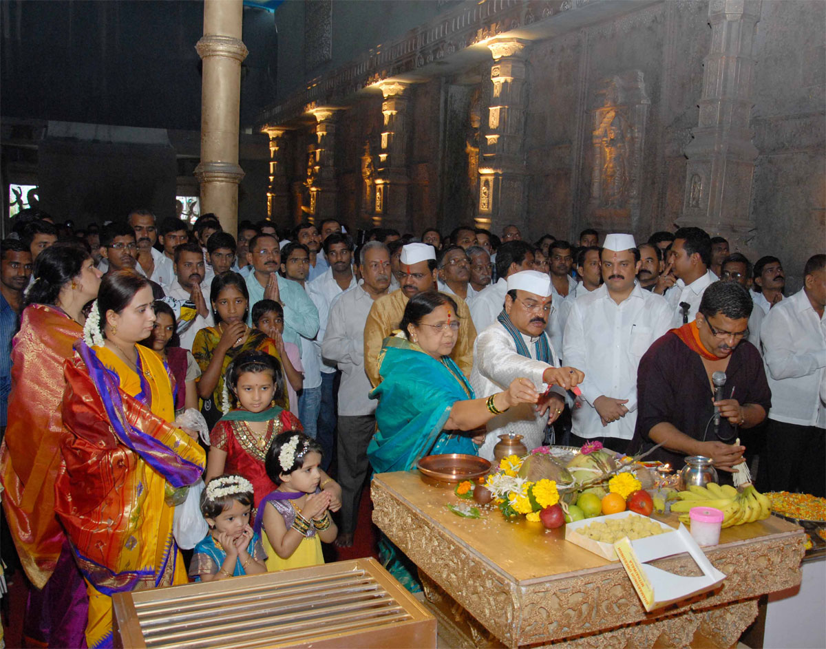 PWD MINISTER CHAGAN BHUJBAL DOING GANESH PUJA AT MAZGAON ANJIRWADI.