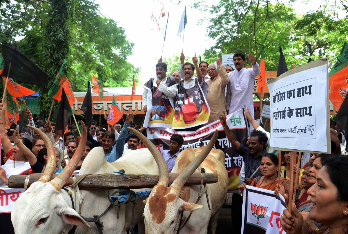 SENA BJP MLA.PROTEST AT VIDHAN BHAVAN.