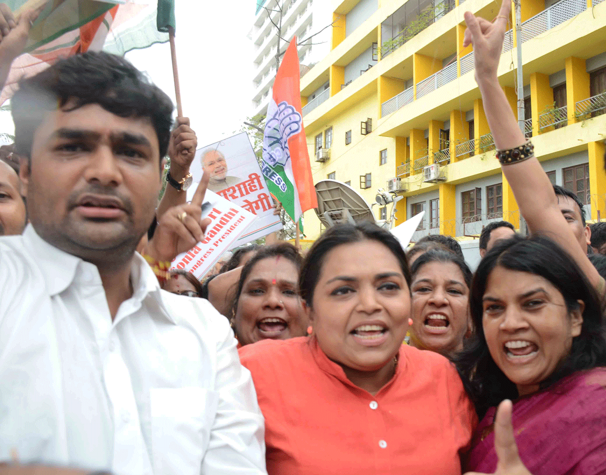 Mumbai Mahila Congress, Mumbai Pradesh Youth Congress and Mumbai NSUI have jointly Organised a Massive Morcha against BJP Sarkar  near Rangsharda, Bandra West.