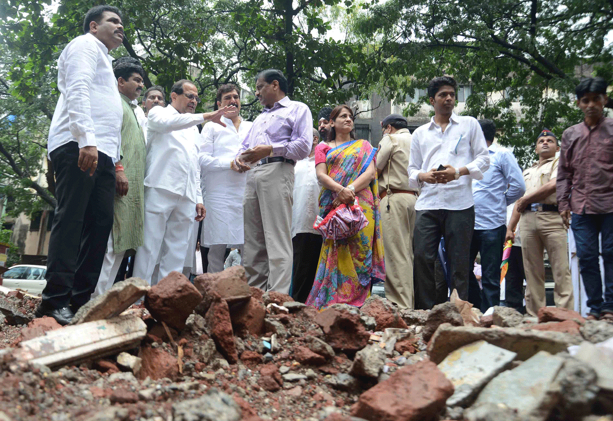 Opposition Leader MLA Radhakrishna Vikhe Patil visit the site of Collapsed Building at Thane & Thakurli.