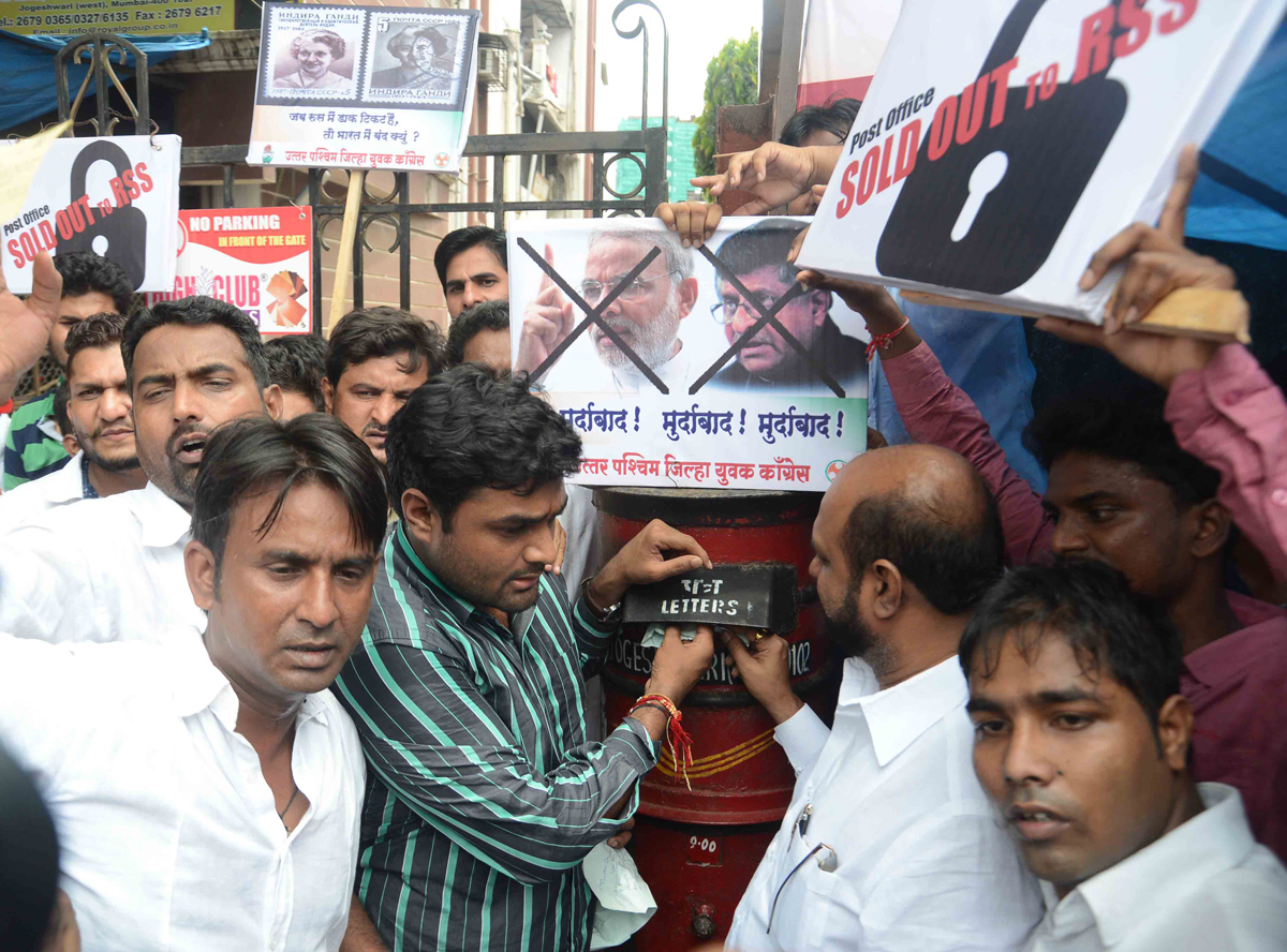 Mumbai Youth Congress President Ganeshkumar Yadav & Team Protest Against BJP Government at Jogeshwari Post Office.